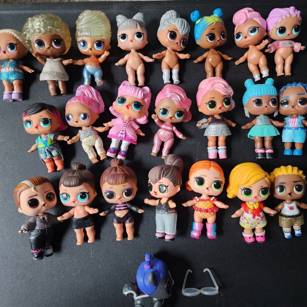 22 LOLs,‎ A Cat And A Pair Of Glasses....Colorful Kids Toy Dolls Set